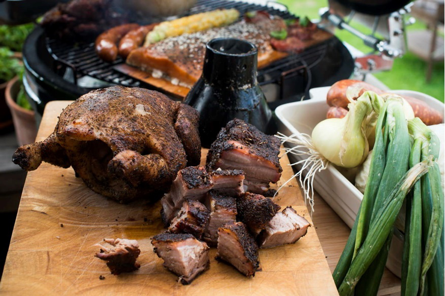 Grilade godsaker i en KGF Barbeque kamadogrill